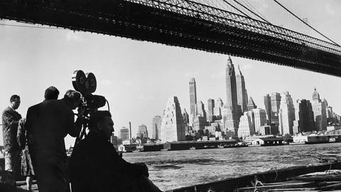 Ein Filmteam filmt die New Yorker Skyline 1953. 