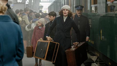 Dorothea (Carla Juri) und ihre Kinder Anna (Riva Krymalowski) und Max (Marinus Hohmann) fliehen in die Schweiz - eine Szene aus "Als Hitler das rosa Kaninchen stahl".