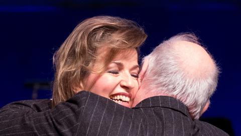 Anne-Sophie Mutter und Daniel Barenboim umarmen einander.