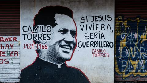 Ein Graffito zeigt Camilo Torres mit seinem berühmtesten Zitat: "Wenn Jesus heute lebte, wäre er ein Guerillero."