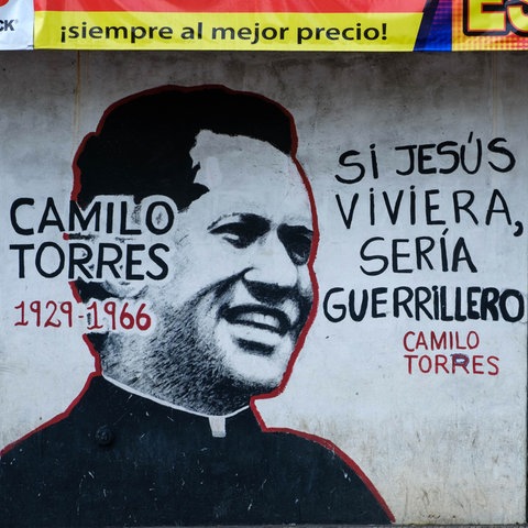 Ein Graffito zeigt Camilo Torres mit seinem berühmtesten Zitat: "Wenn Jesus heute lebte, wäre er ein Guerillero."