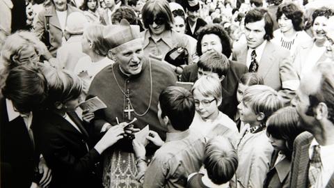 Papst Johannes Paul II. (damals noch Kardinal und Erzbischof von Krakau) im Gespräch mit Gläubigen 1975 in Erfurt.