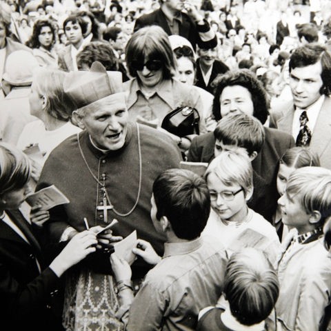 Papst Johannes Paul II. (damals noch Kardinal und Erzbischof von Krakau) im Gespräch mit Gläubigen 1975 in Erfurt.