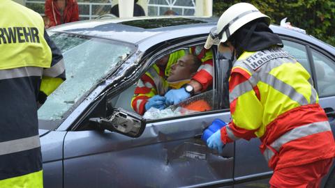 Ersthelfer der Freiwilligen Feuerwehr Hohenschäftlarn üben die Versorgung eines Patienten in einem verunglückten Fahrzeug.