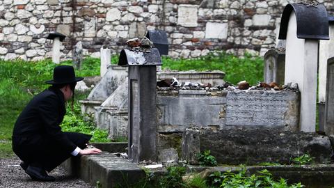 Ein chassidischer Jude betet auf dem Remuh-Friedhof von Kazimierz bei Krakau.