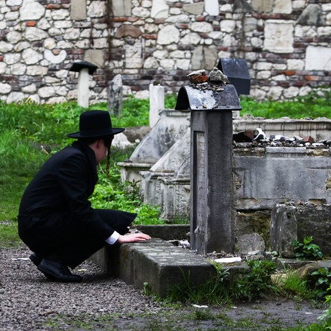 Ein chassidischer Jude betet auf dem Remuh-Friedhof von Kazimierz bei Krakau.