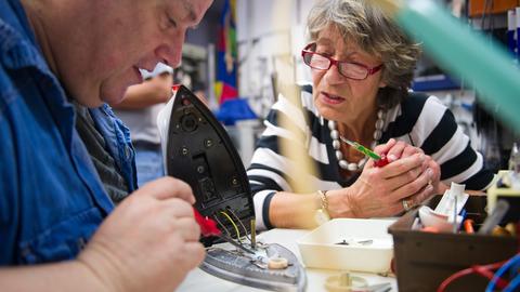 Reparatur eines Bügeleisens im Repair-Café von Hannover