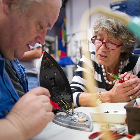 Reparatur eines Bügeleisens im Repair-Café von Hannover