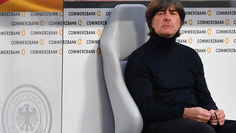 Bundestrainer Joachim Jogi Löw vor Spielbeginn auf der Bank. Fussball Länderspiel, Gruppe 4. Deutschland - Spanien am 03.09.2020 in Stuttgart.