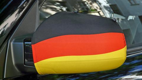 Deutschland-Flagge am Außenspiegel eines Autos