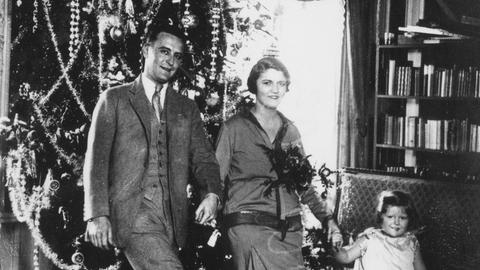 F. Scott Fitzgerald feiert Weihnachten mit seiner Frau Zelda und Tochter Scottie