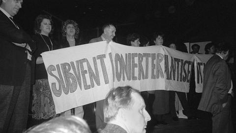 Demonstranten besetzten am 31. Oktober 1985 die Bühne des Frankfurter Kammerspiels und entrollten ein Transparent mit der Aufschrift "Subventionierter Antisemitismus". Die geplante Uraufführung des umstrittenen Stückes "Der Müll, die Stadt und der Tod" von Rainer Werner Fassbinder wurde verhindert.