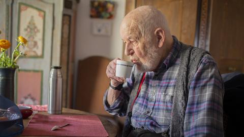 älterer Mann trinkt Kaffee