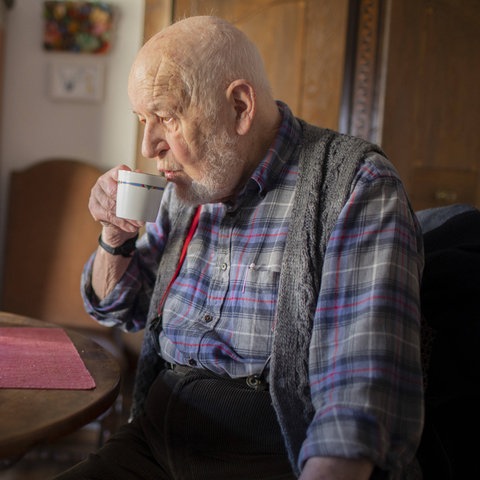 älterer Mann trinkt Kaffee