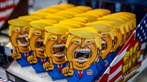 Viele Läden in New York haben den ehemaligen US-Präsidenten Donald Trump als Souvenir im Angebot.