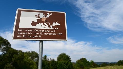 Ein Schild erinnert kurz vor der Werrabrücke hinüber nach Großburschla an die Deutsche Teilung.