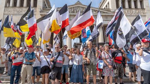 Reichsbürger-Treffen mit Fahnen der Bundesstaaten des ehemaligen Deutschen Kaiserreichs in München