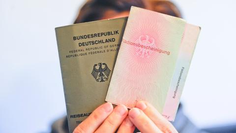 Diese Frau wurde in Duisburg geboren, hat aber als Flüchtlingskind keine offizielle Staatsangehörigkeit, keinen Pass. sie verfügt nur über einen Reiseausweis für Ausländer und eine Fiktionsbescheinigung. Ihre Freiheit ist dadurch stark eingeschränkt.
