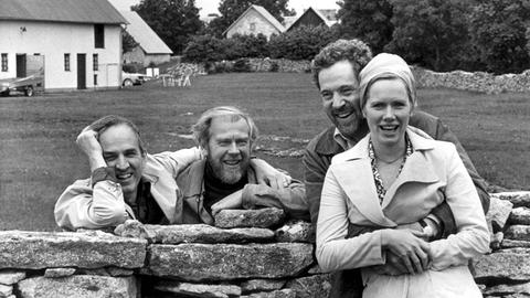 Regisseur Ingmar Bergmann mit Fotograf Sven Nykvist sowie den Schauspielern Erland Josephson und Liv Ullmann 1972 auf Fårö