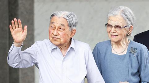 Der frühere japanische Kaiser Akihito und Kaiserin Michiko