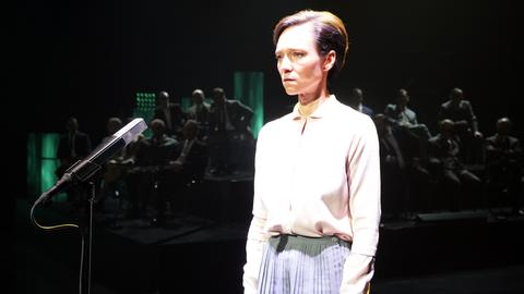 Sabine Timoteo als Zeugin in einer Szene des Films "Die Ermittlung"
