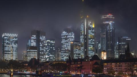 Frankfurter Skyline im Nebel