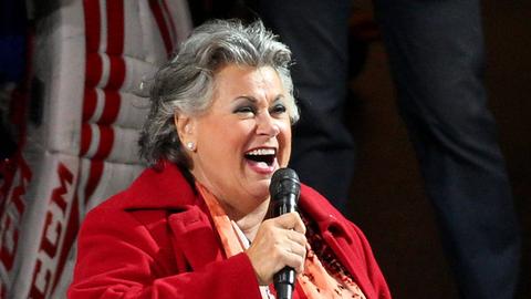 Ginette Reno singt die kanadische Nationalhymne vor einem Eishockeyspiel.