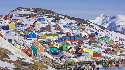 Holzhäuser bringen Farbe in den Winter in Kaangamuit auf Grönland. 