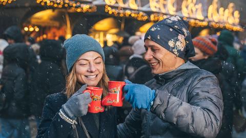 Glühwein-Trinken auf dem Weihnachtsmarkt