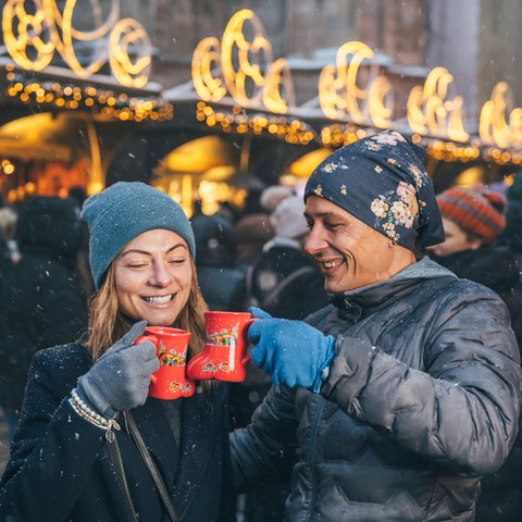 Glühwein-Trinken auf dem Weihnachtsmarkt