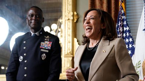 Kamala Harris lacht