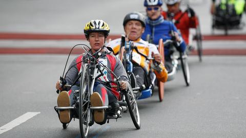 Rollstuhlfahrer bei einem Marathon in Berlin