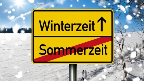 Schild mit "Winterzeit" und "Sommerzeit"