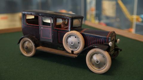 Historisches Spielzeugauto aus dem Puppen- und Spielzeugmuseum Hanau