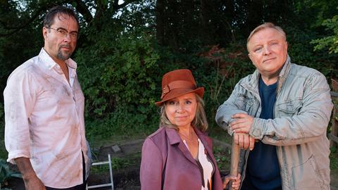 Prof. Karl-Friedrich Boerne (Jan Josef Liefers), Silke Haller (ChrisTine Urspruch) und Frank Thiel (Axel Prahl) in einer Szene aus dem "Tatort"-Krimi "Unter Gärtnern" 