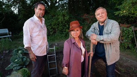 Prof. Karl-Friedrich Boerne (Jan Josef Liefers), Silke Haller (ChrisTine Urspruch) und Frank Thiel (Axel Prahl) in einer Szene aus dem "Tatort"-Krimi "Unter Gärtnern"