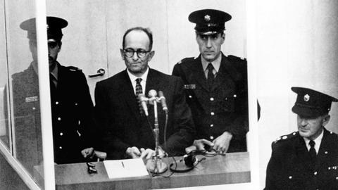 NS-Kriegsverbrecher Adolf Eichmann steht während seiner Vernehmung am ersten Prozesstag vor dem Bezirksgericht in Jerusalem.