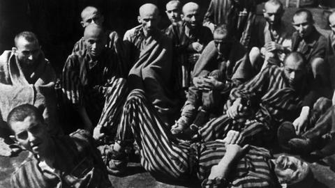 Gefangene im Konzentrationslager Theresienstadt nach der Befreiung durch die Rote Armee im Mai 1945