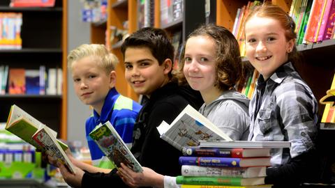 Früh übt sich: Kinder lesen in einer Buchhandlung