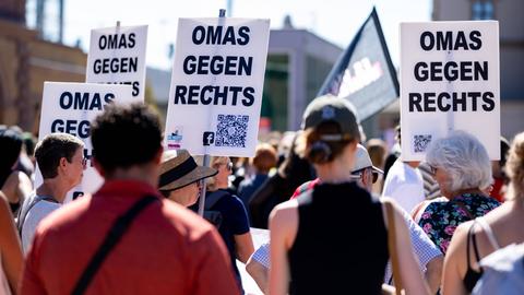 "Omas gegen Rechts" - Demonstration 