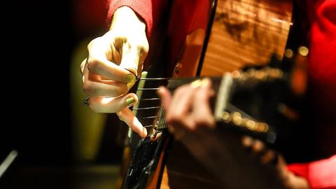 Mary Halvorson spielt Gitarre.