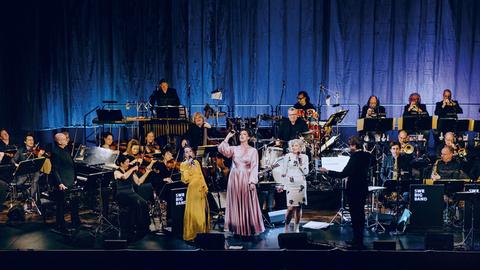 Die SWR-Big-Band mit Silje Nergaard, Sinne Eeg und Isabella Lundgren in der Liederhalle Stuttgart.