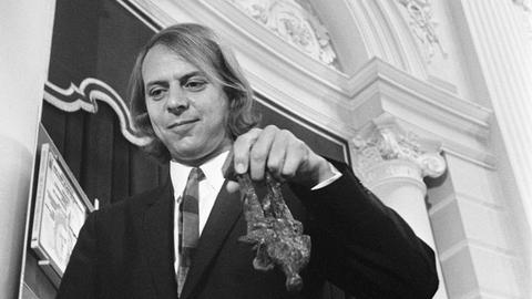 Karlheinz Stockhausen vor dem Concertgebouw in Amsterdam, 1969