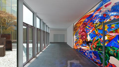 Wandbild aus Glas von Katharina Grosse im Museum Reinhard Ernst