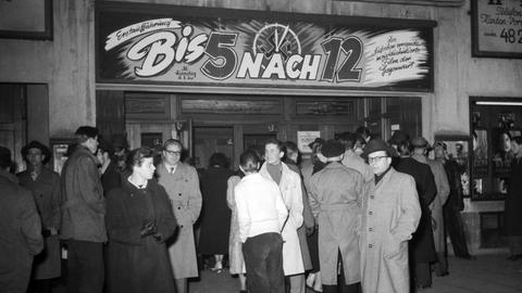 Menschen stehen 1953 vor einem Kino an.