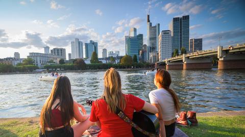 Clara, Nicole und Nora studieren Musik auf Lehramt an der Hochschule für Musik und Darstellende Kunst Frankfurt und musizieren gemeinsam am Mainufer. 