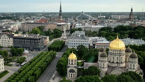 Blick über Riga mit dem Kirchturm der St. Petrikirche (im Hintergrund) und der Christi-Geburt-Kathedrale (vorne)