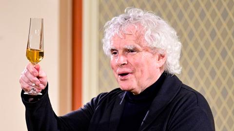 Simon Rattle mit Sektglas