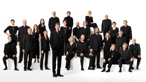 Das SWR-Vokalensemble Stuttgart mit dem Chefdirigenten Yuval Weinberg (im Vordergrund).