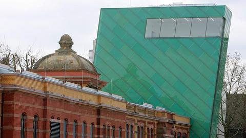 Die Kunsthalle Mainz steht auf dem Gelände des alten Zollhafens.